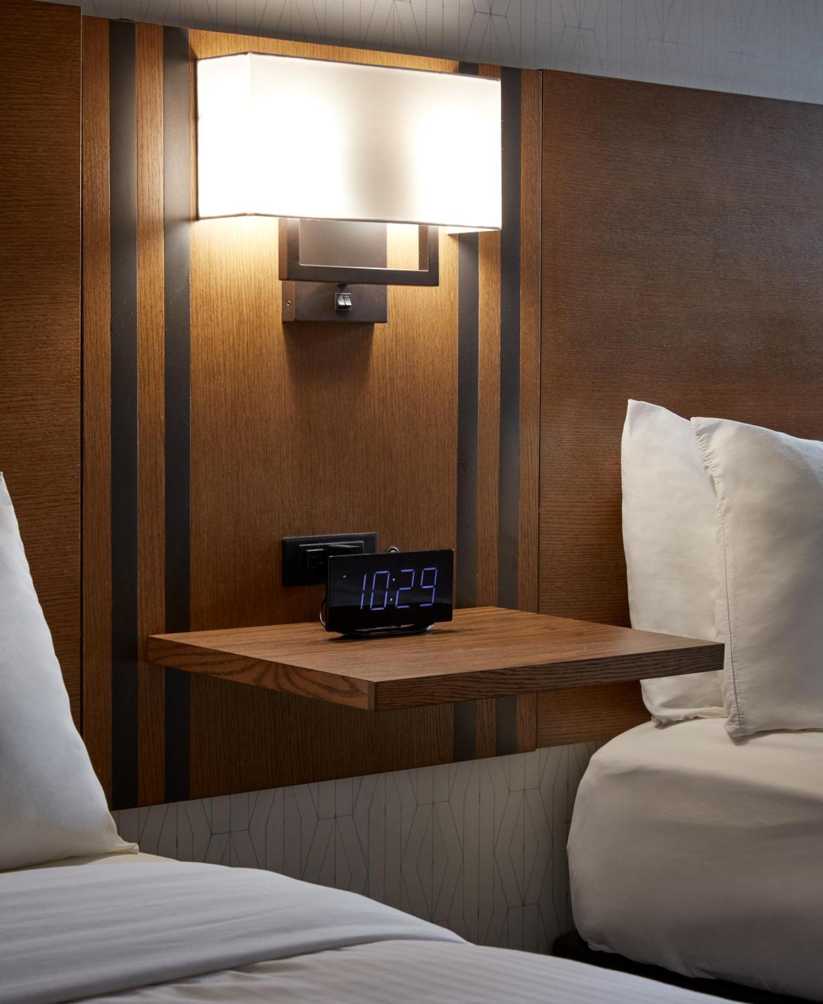 Canadas Best Value Inn Торонто Екстер'єр фото