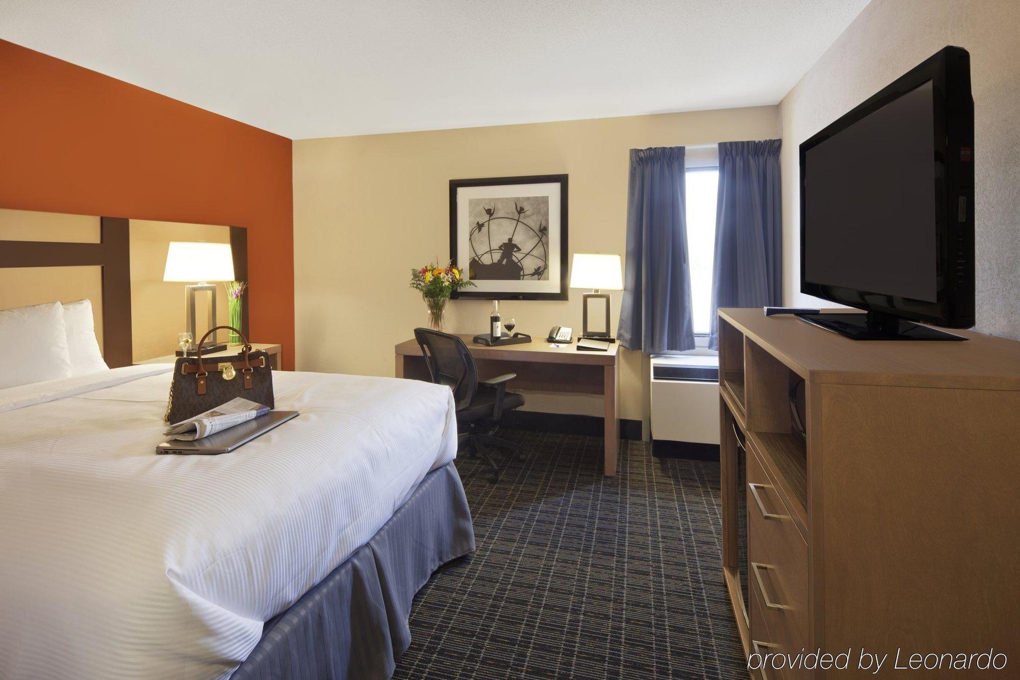 Canadas Best Value Inn Торонто Екстер'єр фото