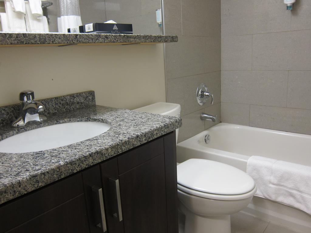 Canadas Best Value Inn Торонто Екстер'єр фото